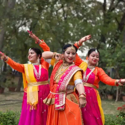 Bollywood Dancers - Traditional & Contemporary Indian Dance
